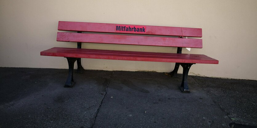 Eine Bank mit der Aufschrift "Mitfahrbank"