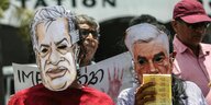 Demonstranten tragen eine Maske des srilankischen Präsidenten Ranil Wickremesinghe