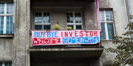 Ein Transparent hänge an einem Haus in Berlin Neukölln - Buy bye Investor, Welcome Gemeinwohl