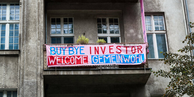 Ein Transparent hänge an einem Haus in Berlin Neukölln - Buy bye Investor, Welcome Gemeinwohl