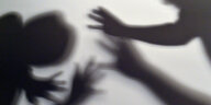 Gestelltes Bild zum Thema häusliche Gewalt. Schatten sollen symbolisieren, wie ein Kind versucht, sich vor der Gewalt eines Erwachsenen zu schützen