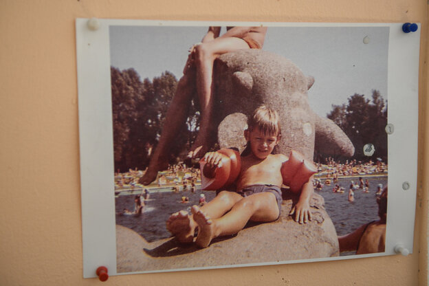 Ein altes Foto von einem Kind mit Schwimmflügeln in einem Freibad