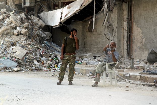 Zwei Menschen in den zerstörten Straßen von Aleppo
