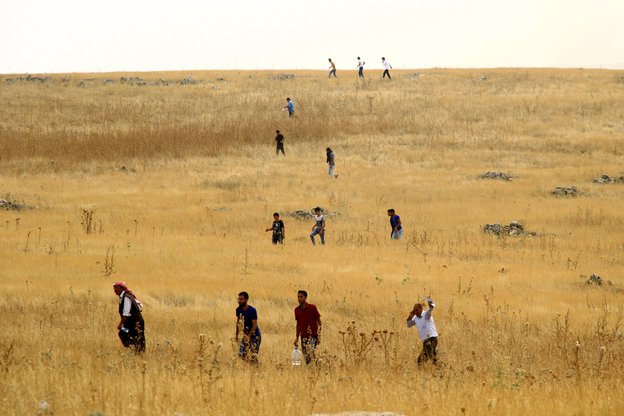 Menschen laufen über ein Feld
