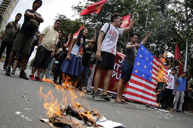 Philipinische Studenten verbrennen eine US-Flagge