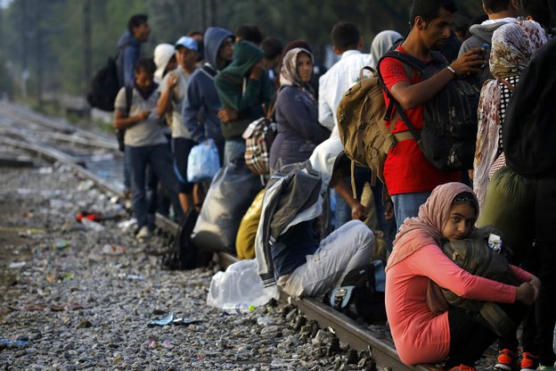 Flüchtlinge sitzen auf den Gleisen