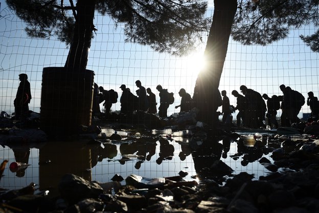 Flüchtlinge laufen entlang der griechisch-mazedonischen Grenze