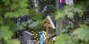 Das Grab von Jewgeni Prigoschin in St. Petersburg, durch das Laub sind Soldaten zu erkennen