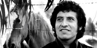 Porträt des chilenischen Sängers Victor Jara vor einem Pferd
