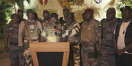Militärvertreter in Gabun vor einem Holztisch
