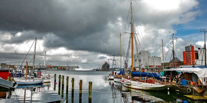 Dunkle Wolken hängen über dem Flensburger Hafen.