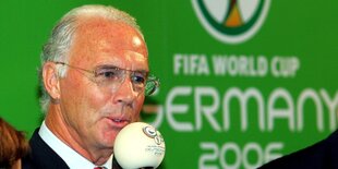 Beckenbauer spricht in ein Mikro