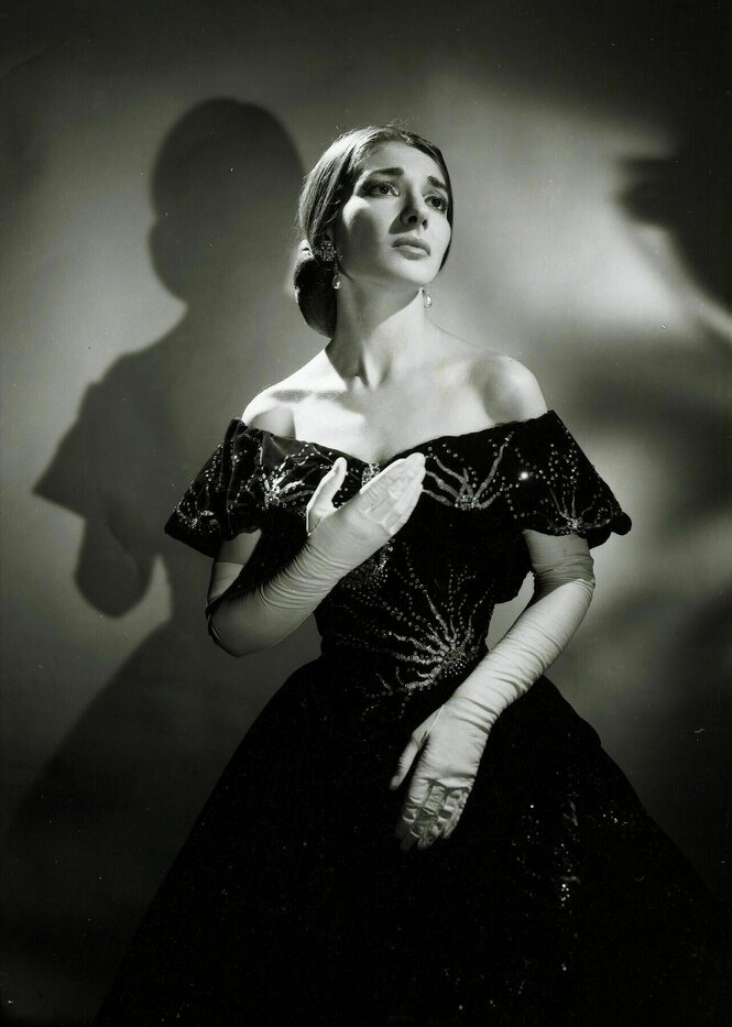 Porträt von Maria Callas in divenhafter Pose