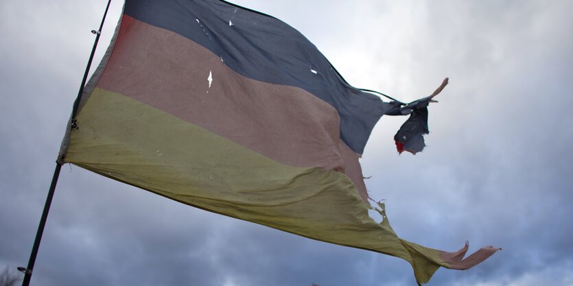 Lädierte Deutschlandflagge.