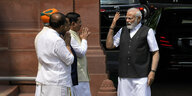 Premierminister Modi grüßt seine Minister.