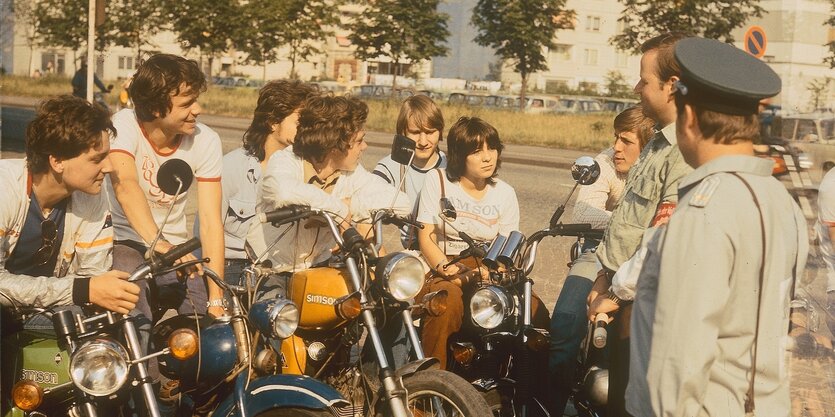 Eine Archivaufnahme von Jugendlichen, einem Volkspolizisten und einem Polizeihelfer in Dresden