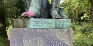 Der Fuß des Denkmals von Turnvater Jahn, mit rosa Farbe bekleckert
