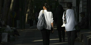 Iranische Frauen tragen aus Protest keine Kopftücher in Teheran