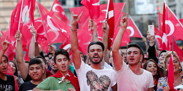 Türkische Nationalisten mit Flaggen auf einer Demo in Istanbul.