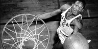 Basketballer Bill Russell am Korb von oben gesehen