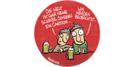 Auf dem Cartoon sitzen zwei Menschen mit Aluhüten nebeneinander mit zwei Bierkrügen. Der eine sagt: "Die Welt ist gar keine Scheibe, sondern ein Cartoon...", der andere, mit weit aufgerissenen Augen: "Wir werden beobachtet"