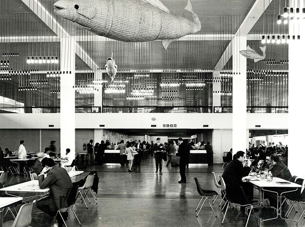 S/W-Foto: Blick in die modernistische Kantine 1972 des Gebäudes, von den hohen Decken schweben geflechtete Fische