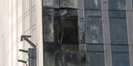 Eine zerstörte Fassade eines Bürogebäudes.