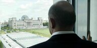 Bundeskanzler Scholz - Rückenansicht, schaut aus dem Fenster Richtung Bundestag
