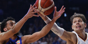 Kampf ums Leder: Moritz Wagner (r.) streitet sich mit dem Finnen Grandison um denm Ball.