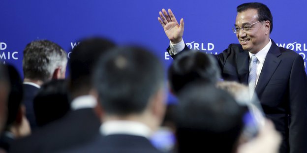 Chinas Premierminister winkt ausländischen Wirtschaftsvertretern zu.