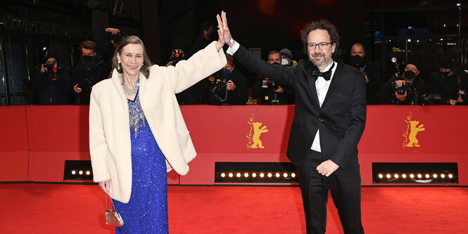 Mariette Rissenbeek und Carlo Chatrian auf dem Roten Teppich.