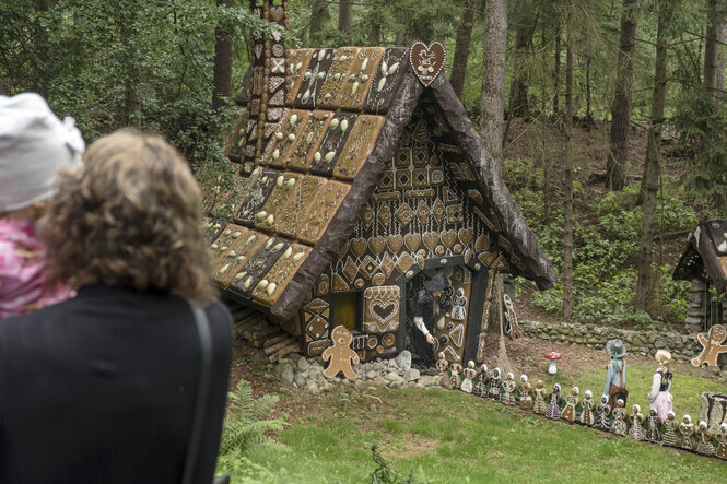 Blick auf das Lebkuchen-Hexenhaus im Märchenpark Verden