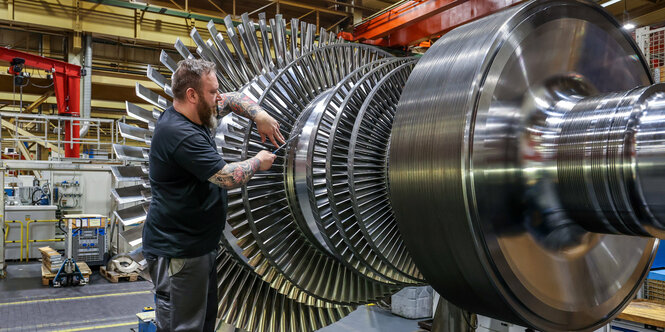 Ein Mechaniker arbeitet an einer Dampfturbine