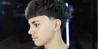 Ein junger Mensch von der Seite mit sogenanntem Edgar-Haarschnitt