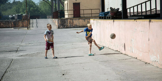 Zwei Jungs spielen Fußball