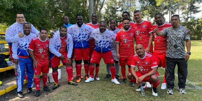 Teamfoto eines Priesterteams in Trikots vom FC Bayern München