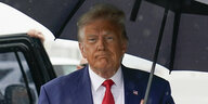 Donald Trump mit Regenschirm