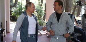 Präsident Wladimir Putin (l.) und Regierungschef Dmitri Medwedjew.
