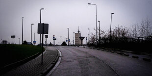 Triste Straßenabzweigungen und Straßenschilder in der Stadt Charleroi