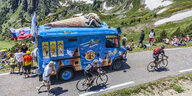 Ein Werbefahrzeug von Nestle auf der Tour de France