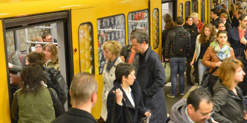 Gedränge auf dem Bahnsteig des U-Bahnhofs Friedrichstrasse in Berlin