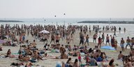 Viele Menschen am Strand von tel Aviv