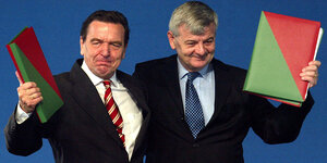 Gerhard Schröder und Joschka Fischer halten den rot-grünen Koalitionsvertrag in den Händen