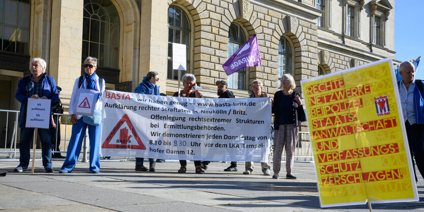 Demonstranten forderten im September 2022 vor der Sitzung des Untersuchungsausschusses Aufklärung