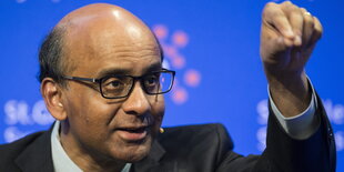 Tharman Shanmugaratnam gestikuliert vor blauem Hintergrund