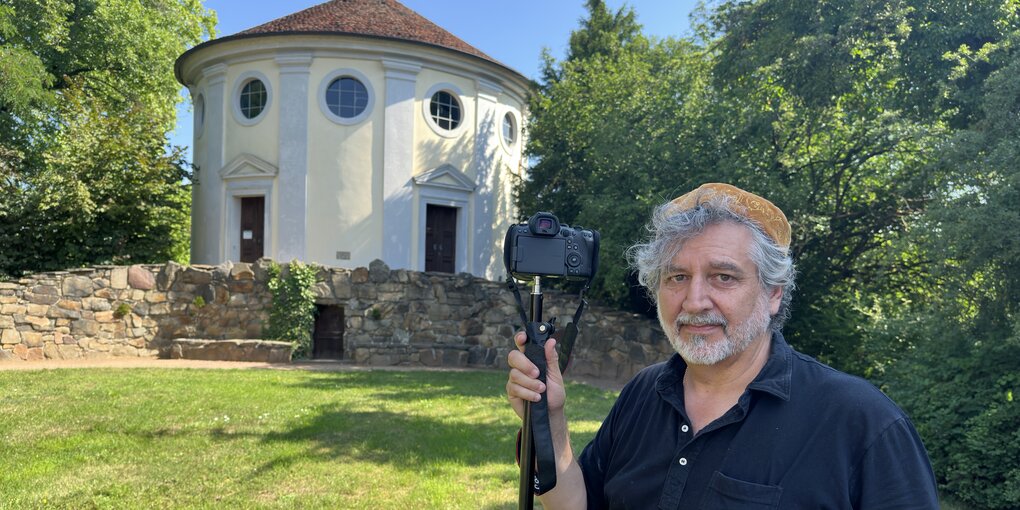 Alex Jacobowitz mit Kamerastativ vor der Synagoge Wörlitz