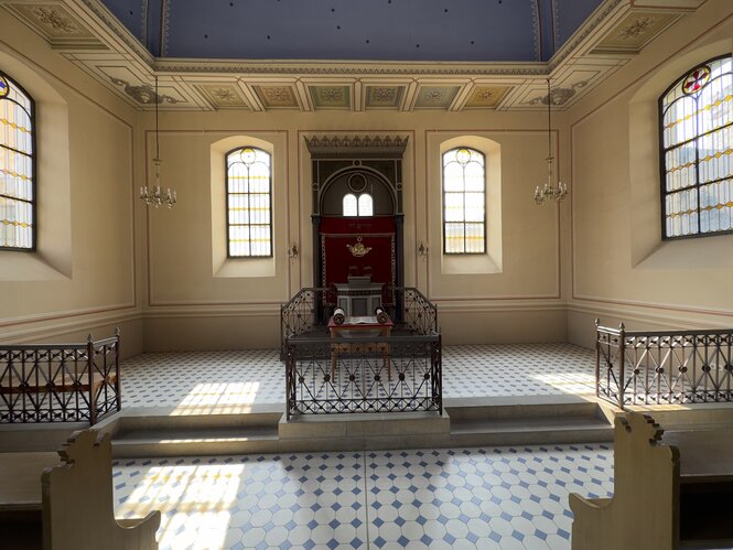 Blick auf die Torarolle in der Synagoge von Gröbzig