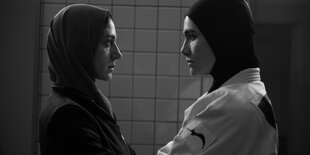 Zar Amir Ebrahimi und Arienne Mandi in einer Szene des Films "Tatami"