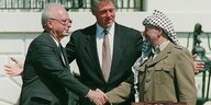 Rabin und Arafat geben sich die Hand. Bill Clintonsteht zwischen beiden und gibt seinen Segen