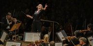 Joana Mallwitz dirigiert mit großer Geste bei der Saisoneröffnung des Berliner Konzerthauses